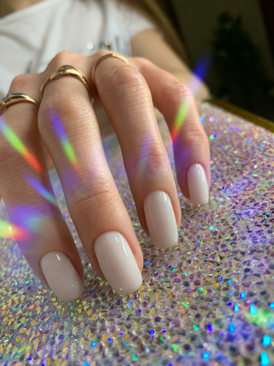 Маникюр с мелкими цветочками на короткие ногти