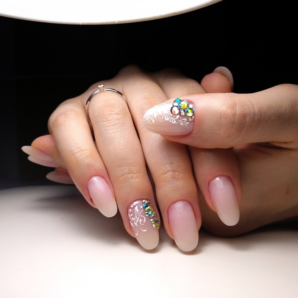 Маникюр на прозрачные ногти с рисунком
