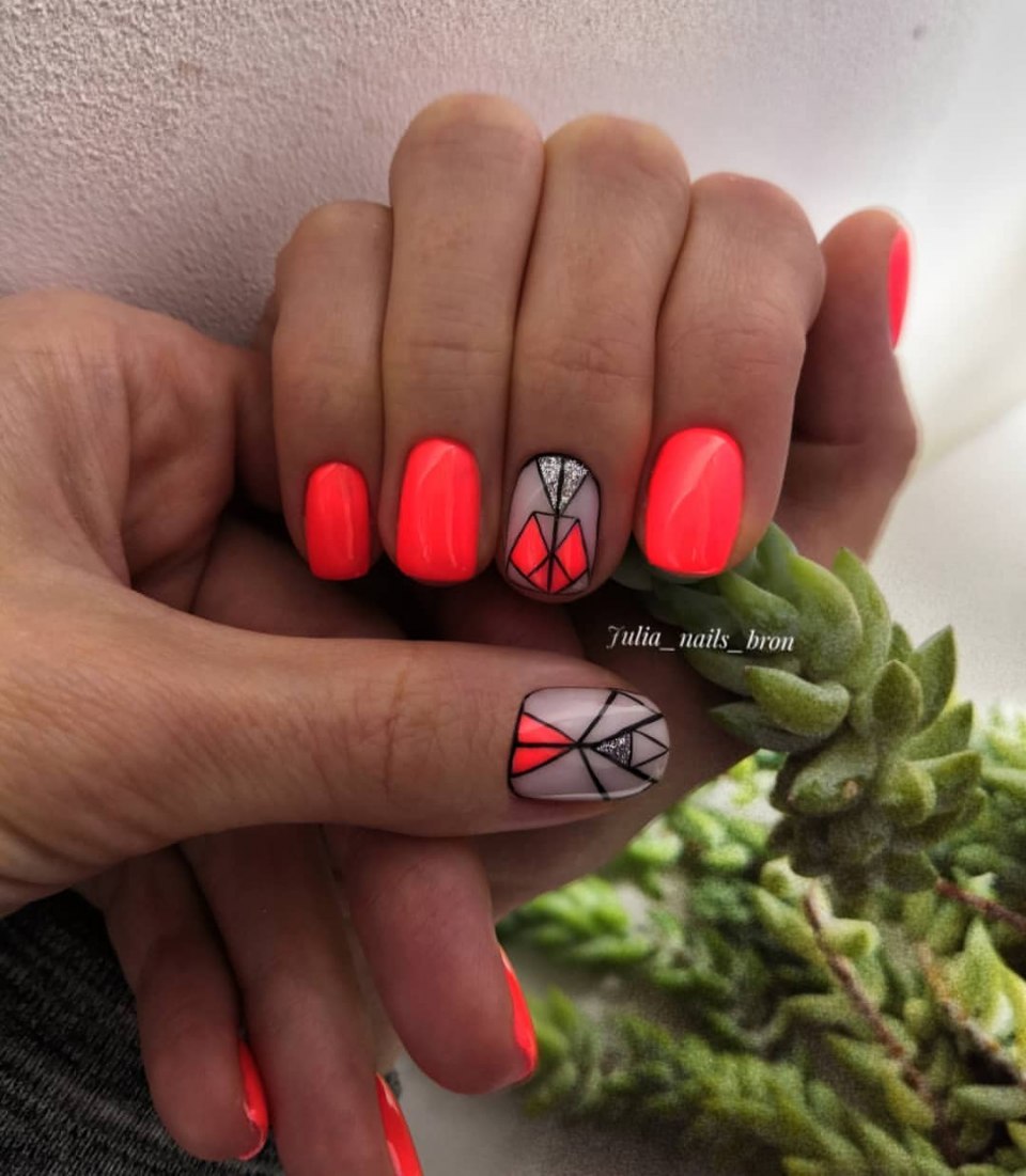 Маникюр с ярким акцентом