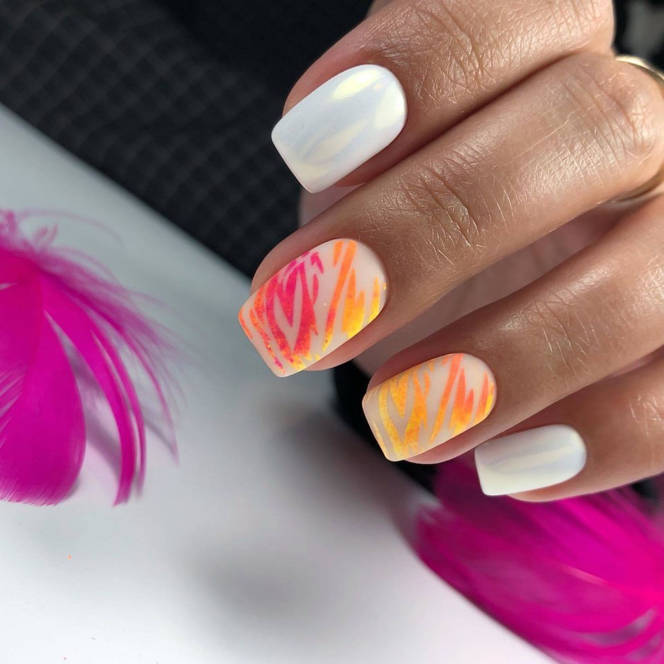 Маникюр с ярким акцентом