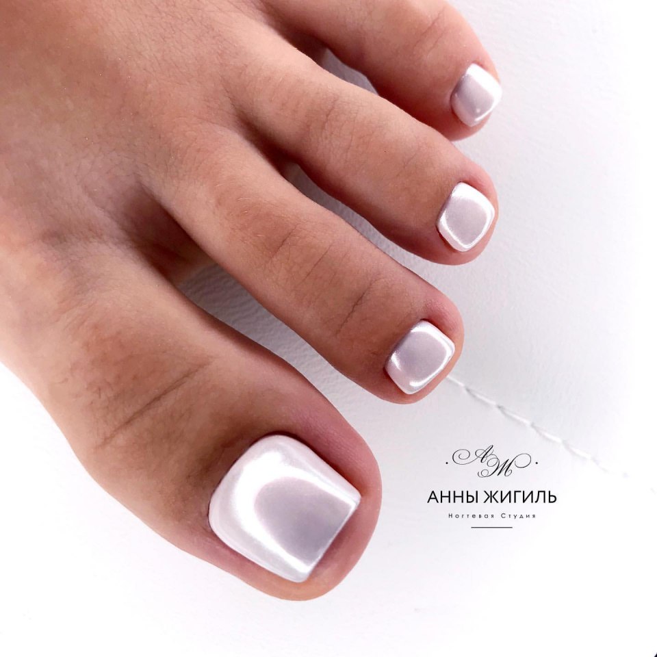 Педикюр с прозрачной лункой