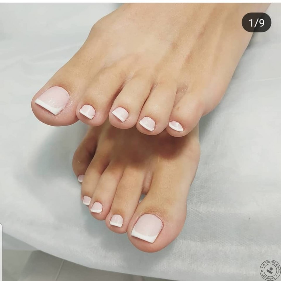 Красивый педикюр на ногах