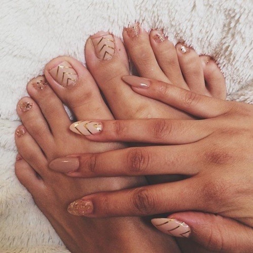 Педикюр нюд