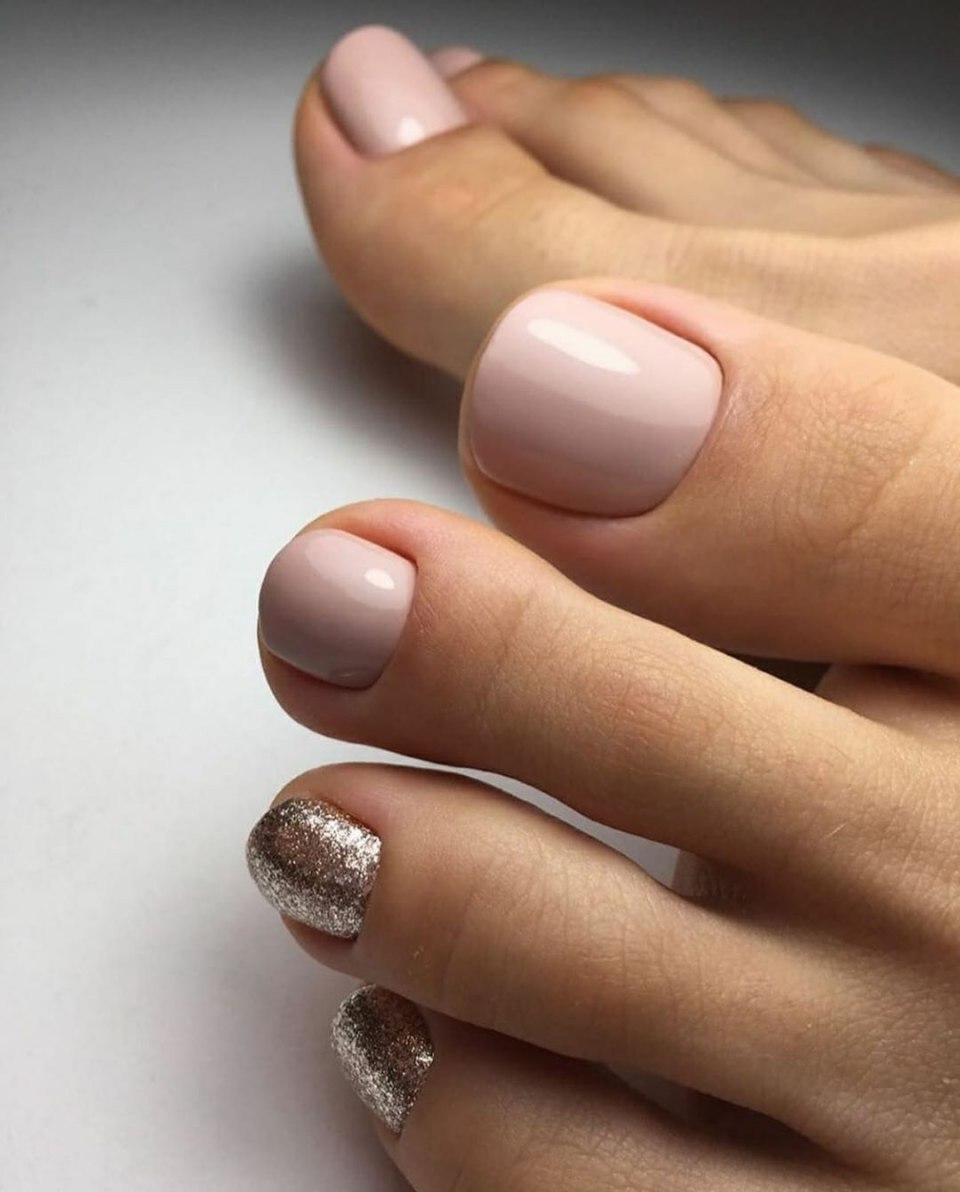 Нежный педикюр