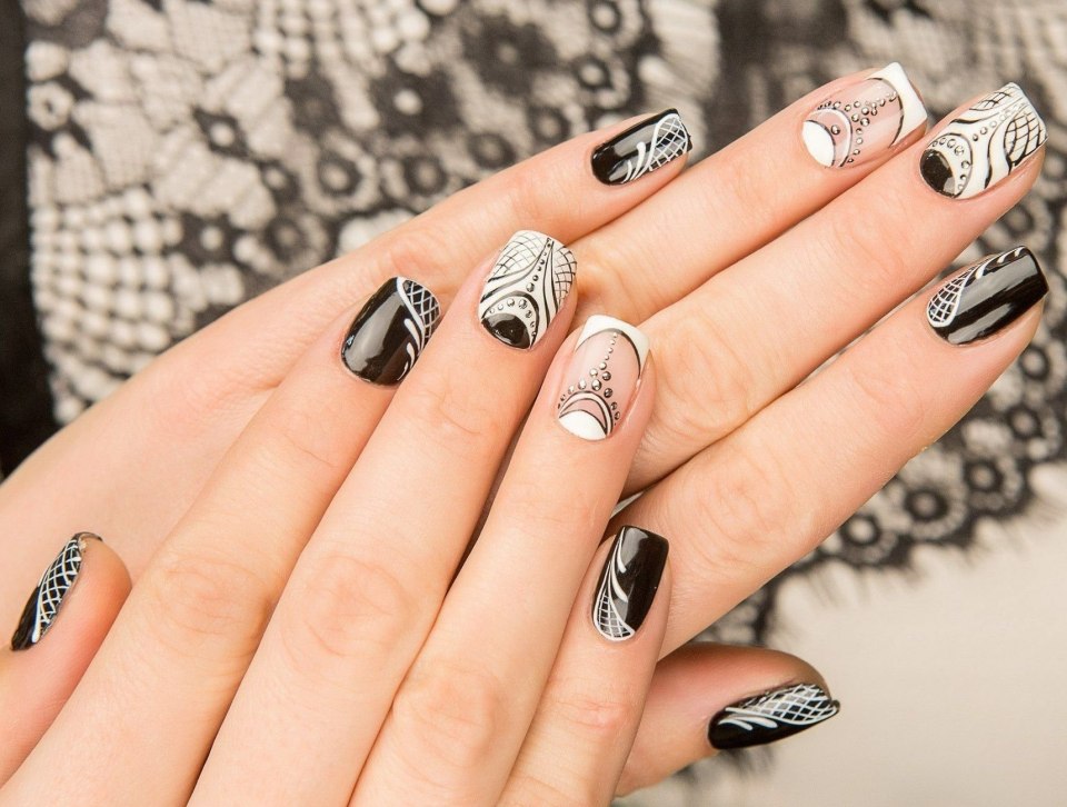 Гелевые ногти черно белые