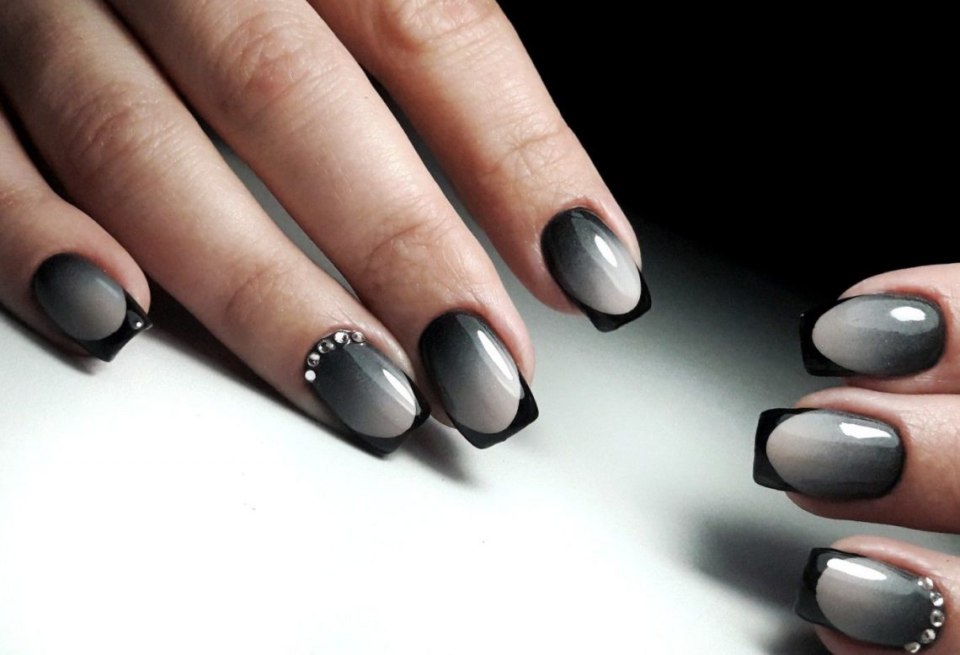 Тёмный френч на ногтях