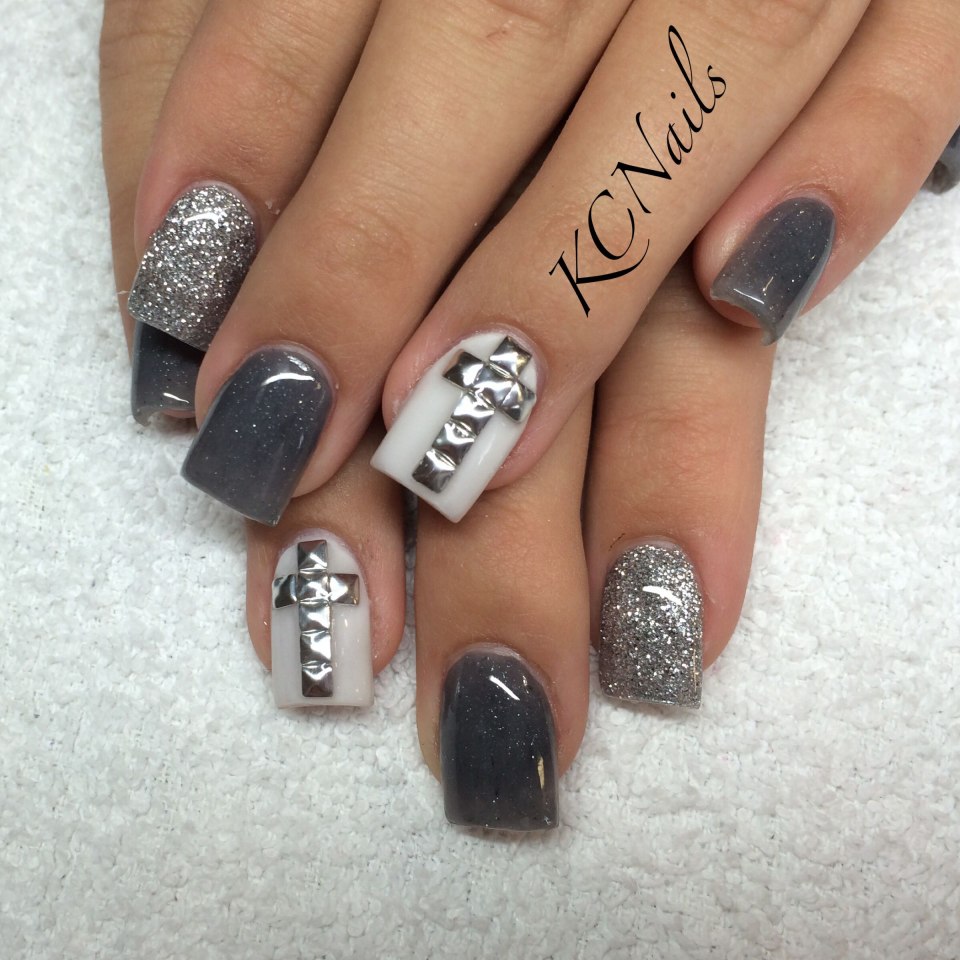 Маникюр серый с белым и черным
