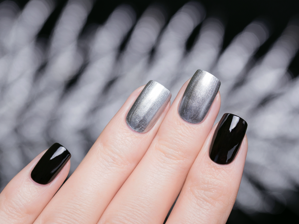 Маникюр черно серо белый серебристый