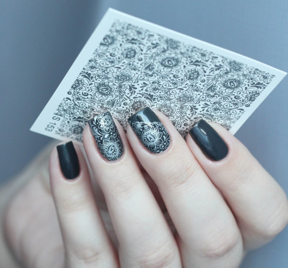 Маникюр серый с кружевом