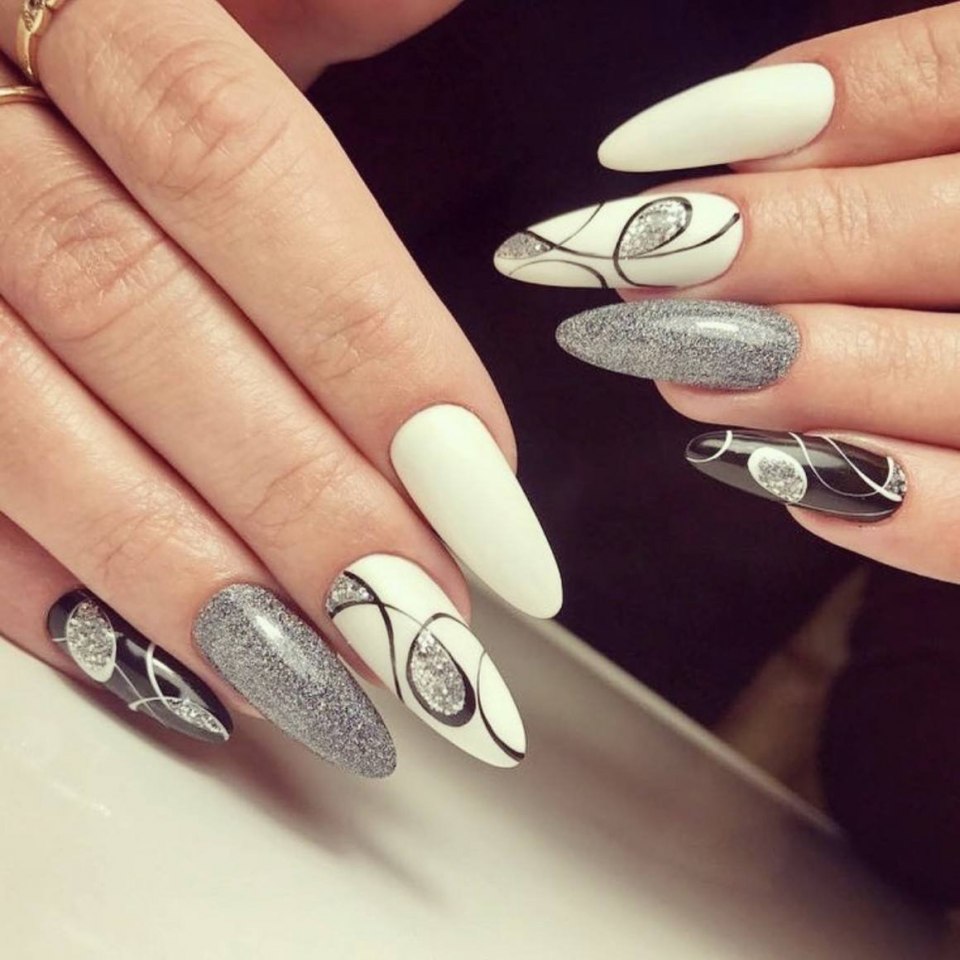 Маникюр белый с серебром