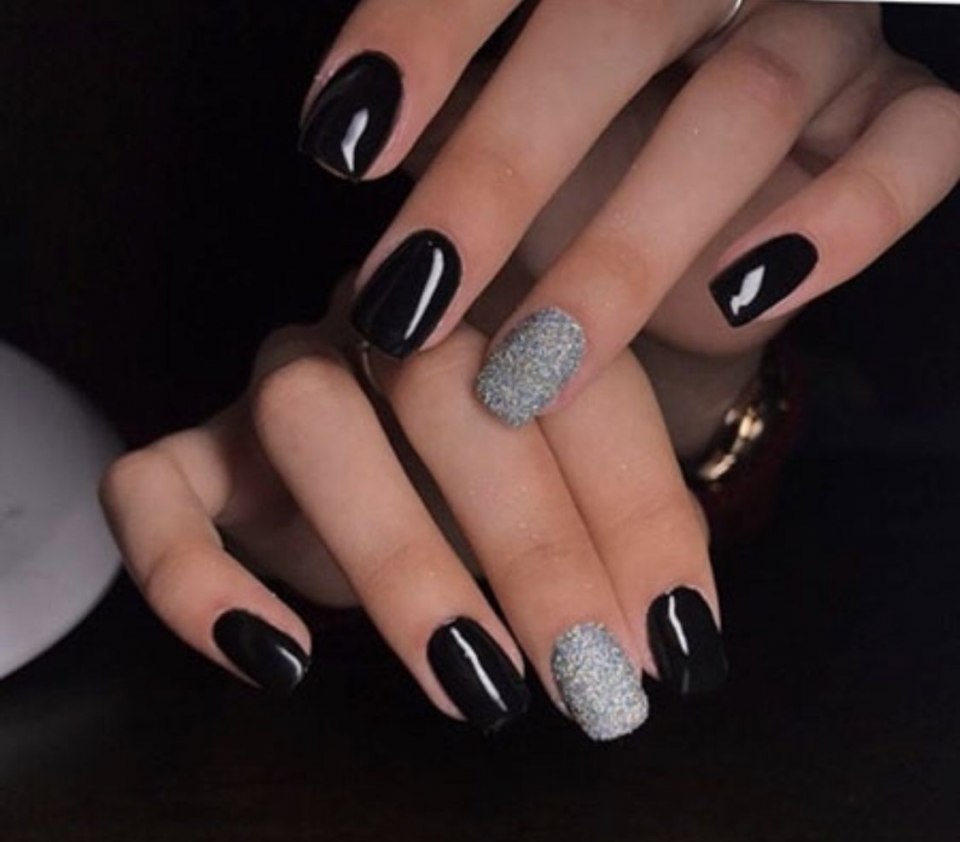 Черный маникюр