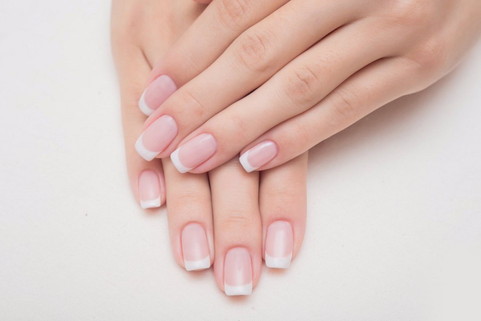 Классический французский маникюр гель лаком