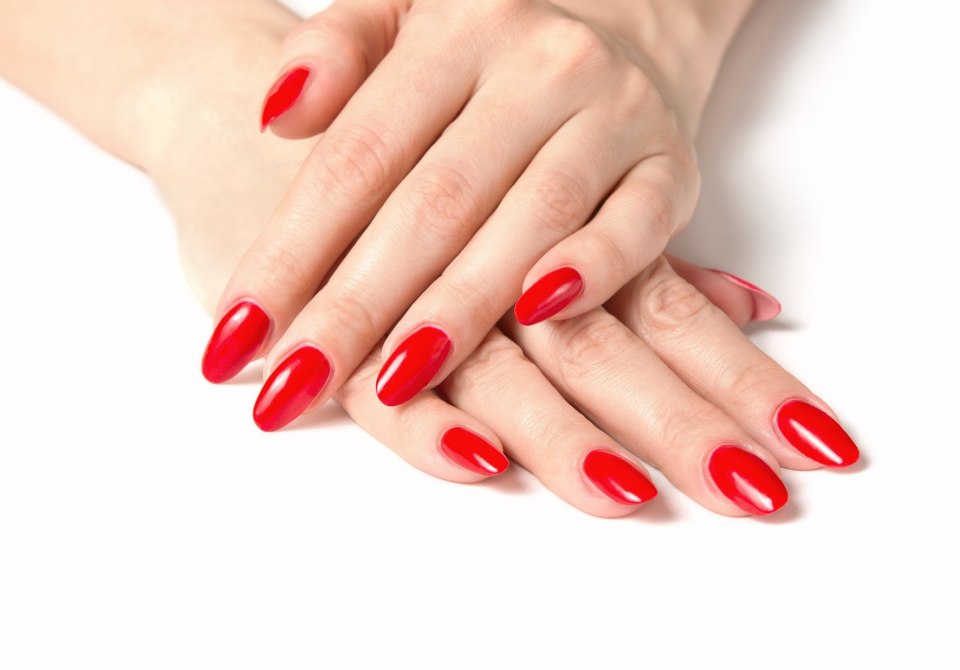 Красный маникюр на белом фоне