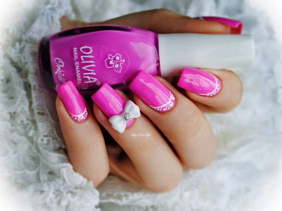 Маникюр на розовом фоне