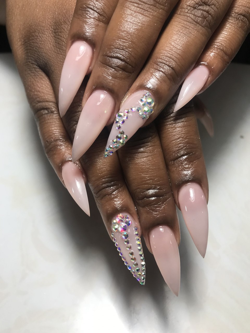 Темный маникюр на миндалевидных ногтях