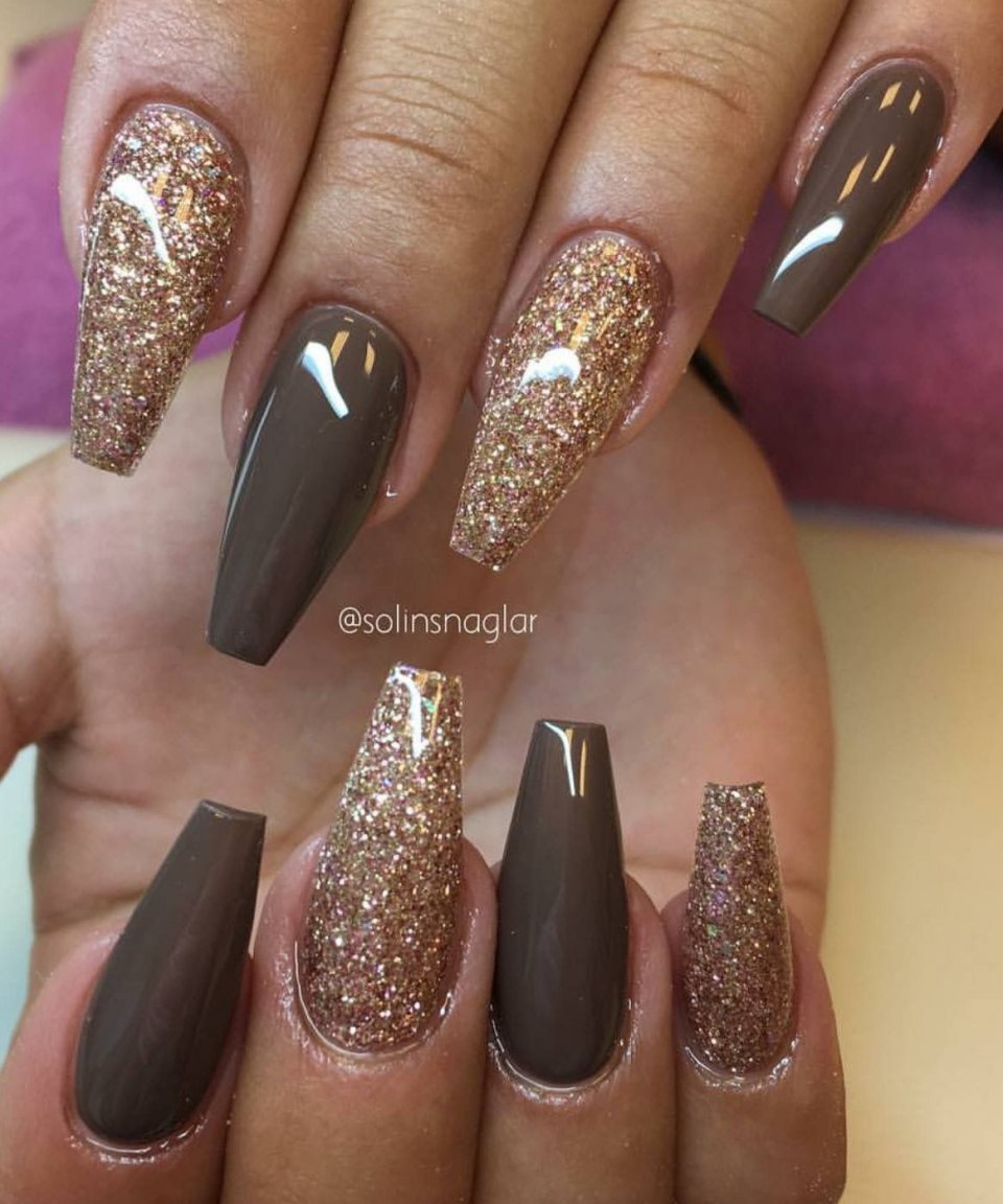 Ногти коричневые с блестками