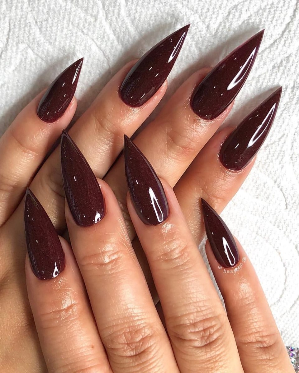 Матовые острые ногти