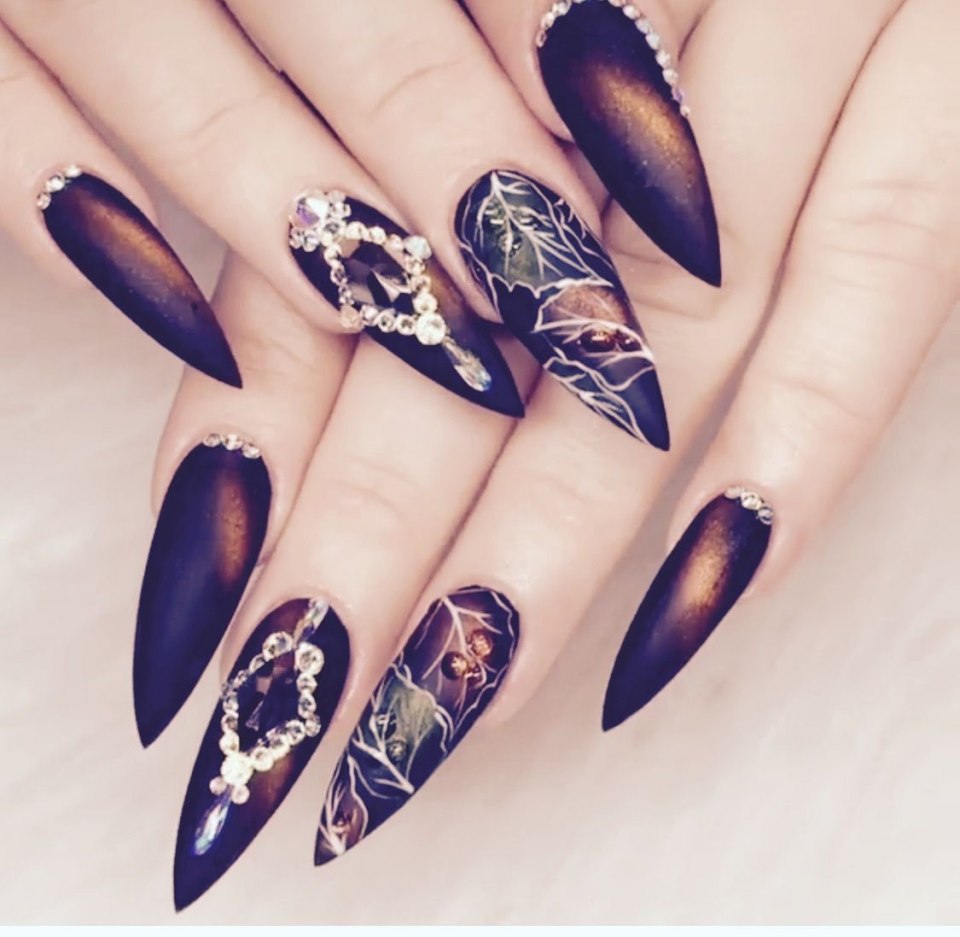 Коричневые длинные ногти