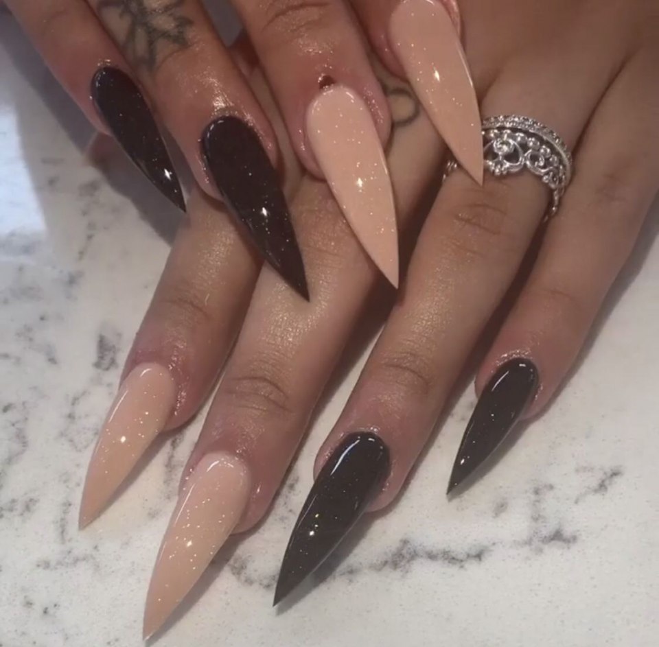 Ногти коричневые с блестками