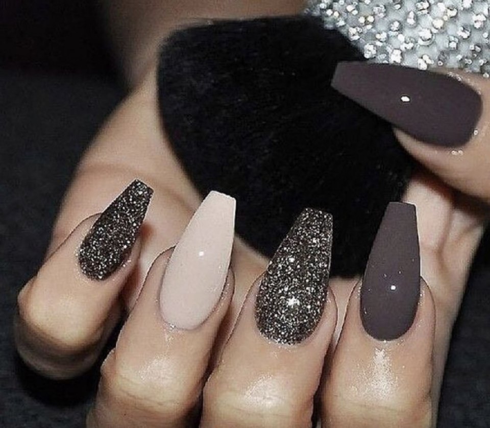 Ногти красные заостренные