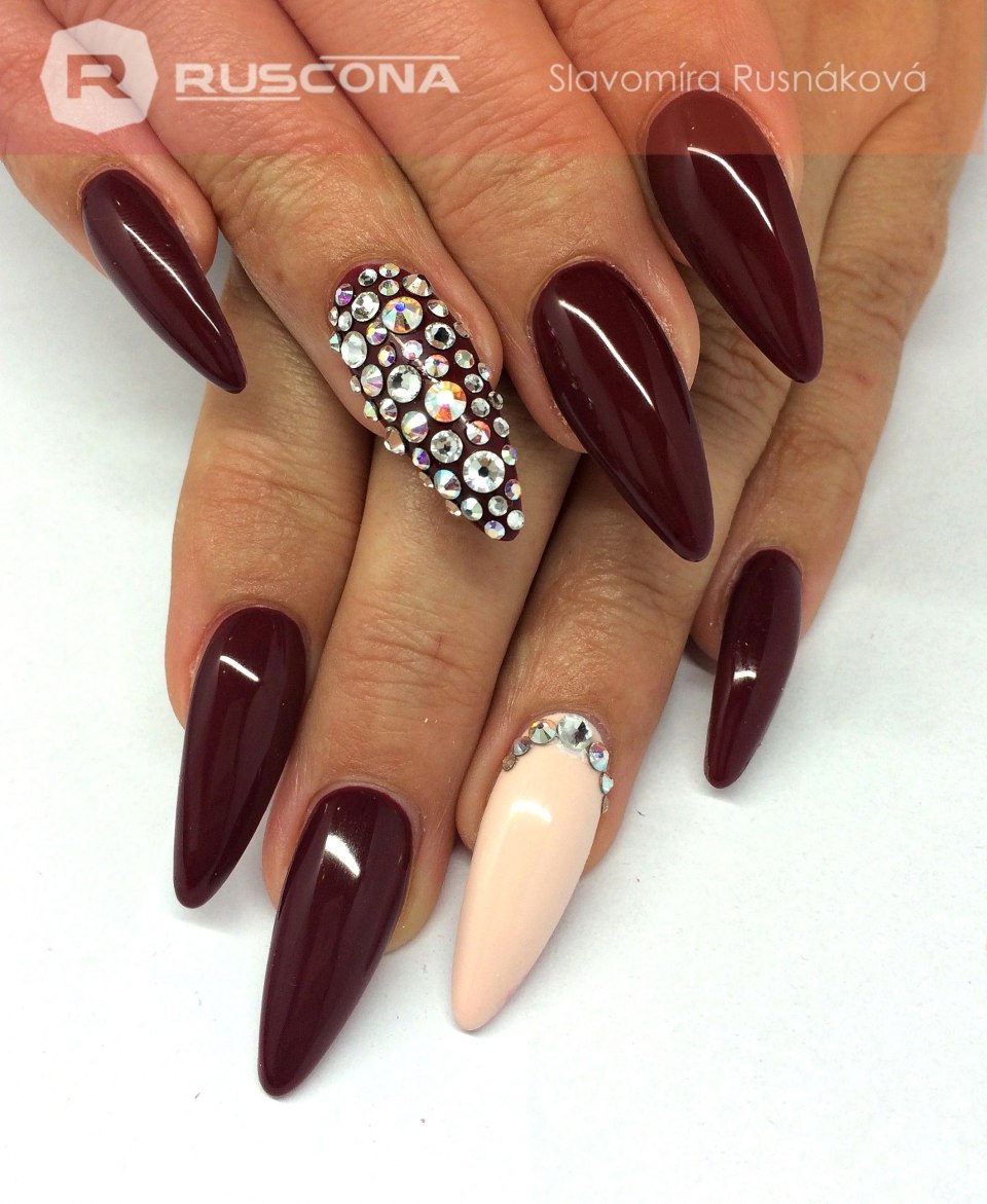 Бордовый маникюр на острые ногти