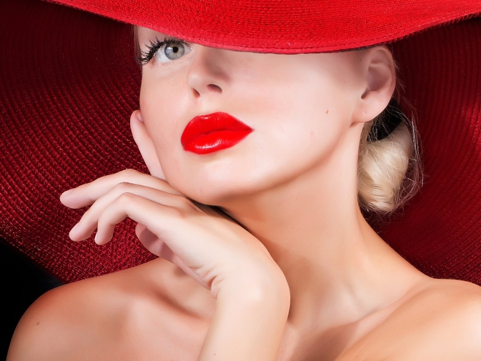 Блондинка в шляпе рисунок