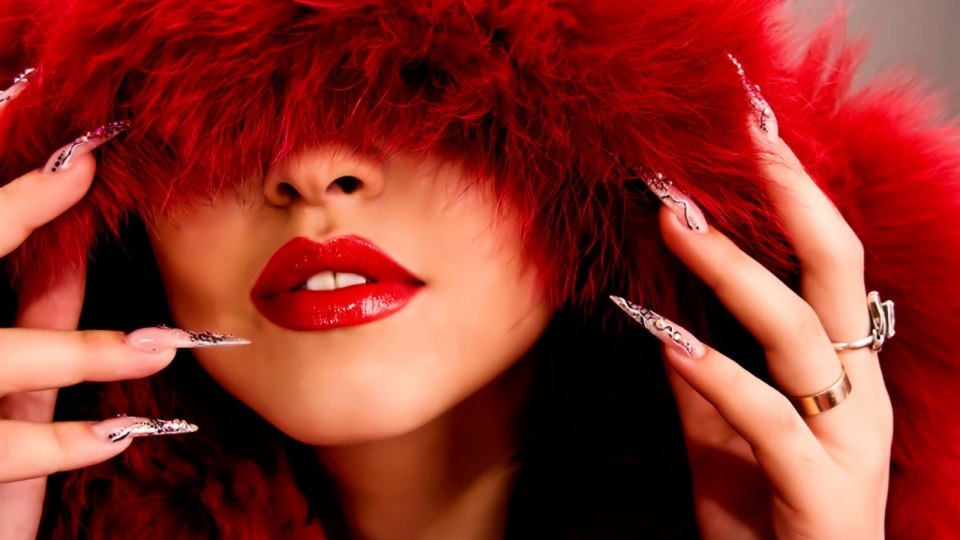 Маникюр с силуэтом девушки