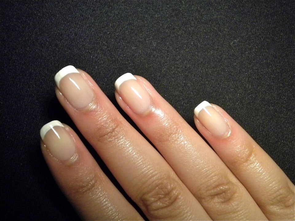 Классический натуральный французский маникюр