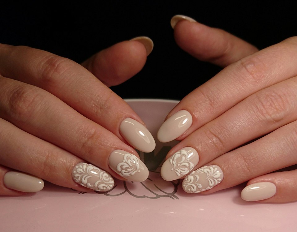 Бежевые ногти