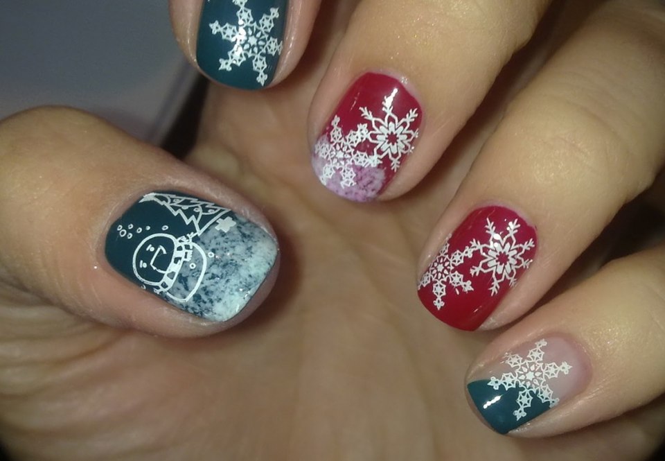 Новогодний маникюр на короткие ногти со снежинками
