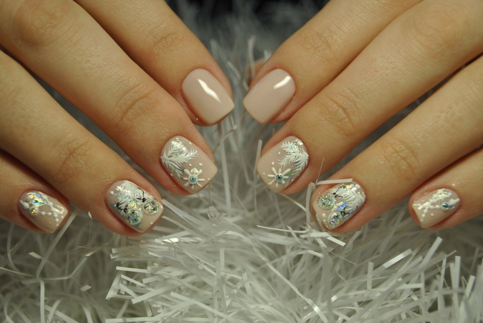 Новогодний маникюр на короткие ногти