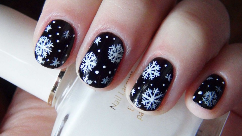 Маникюр со снежинками