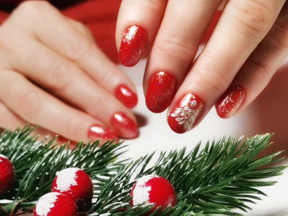 Новогодний маникюр в Красном цвете