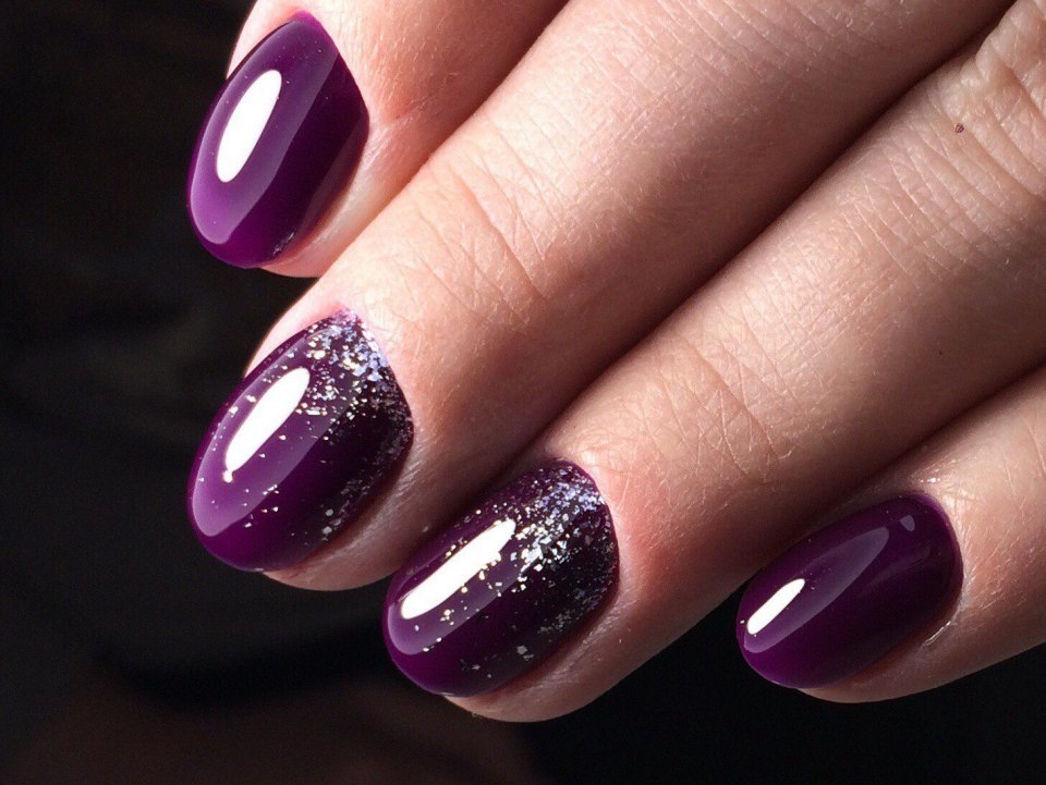 Фиолетовый маникюр на короткие ногти 2021