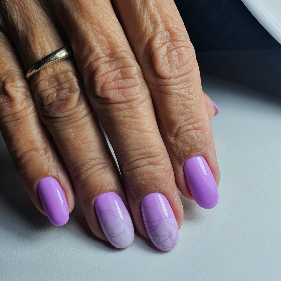 Сиреневый маникюр 2021