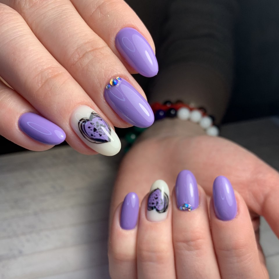 Маникюр в фиолетовых тонах 2021