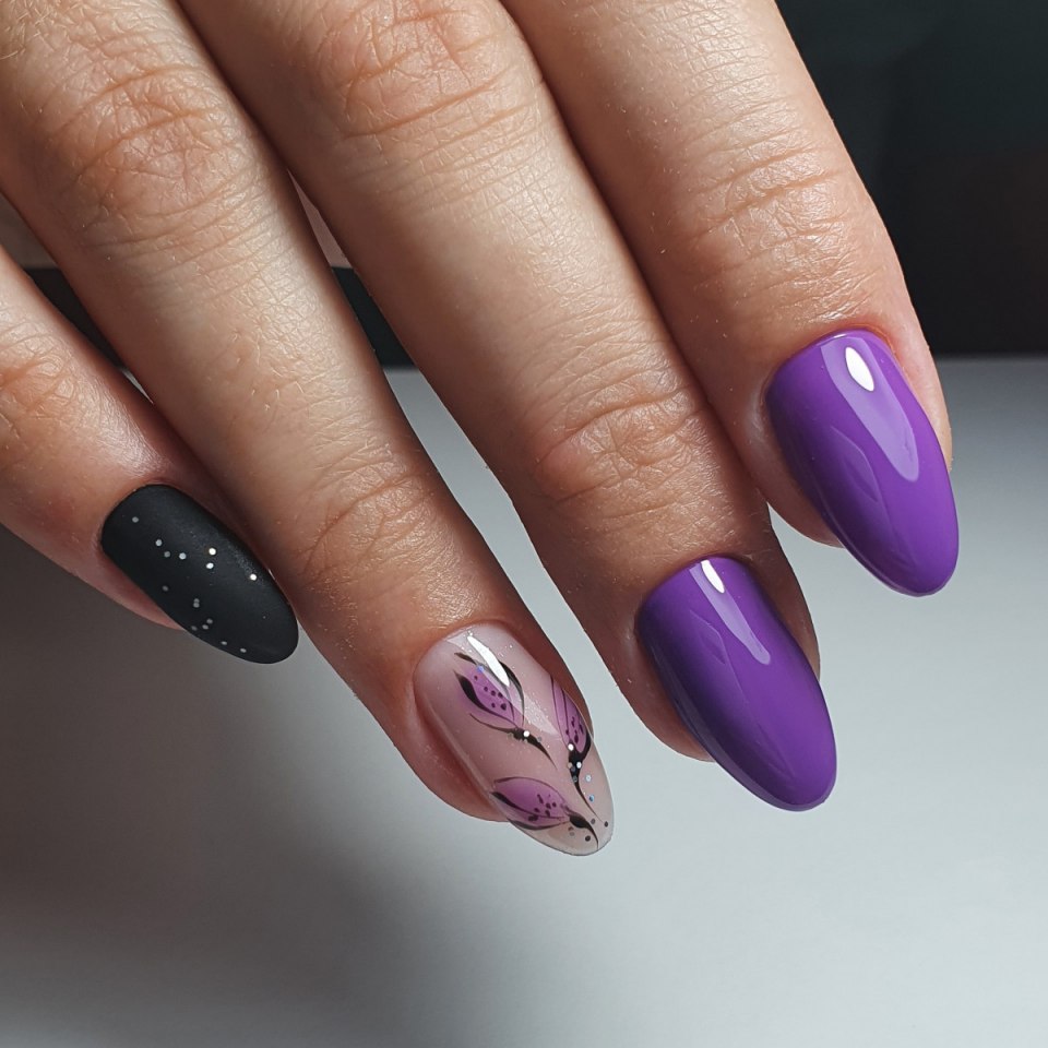 Фиолетовые ногти миндаль 2021
