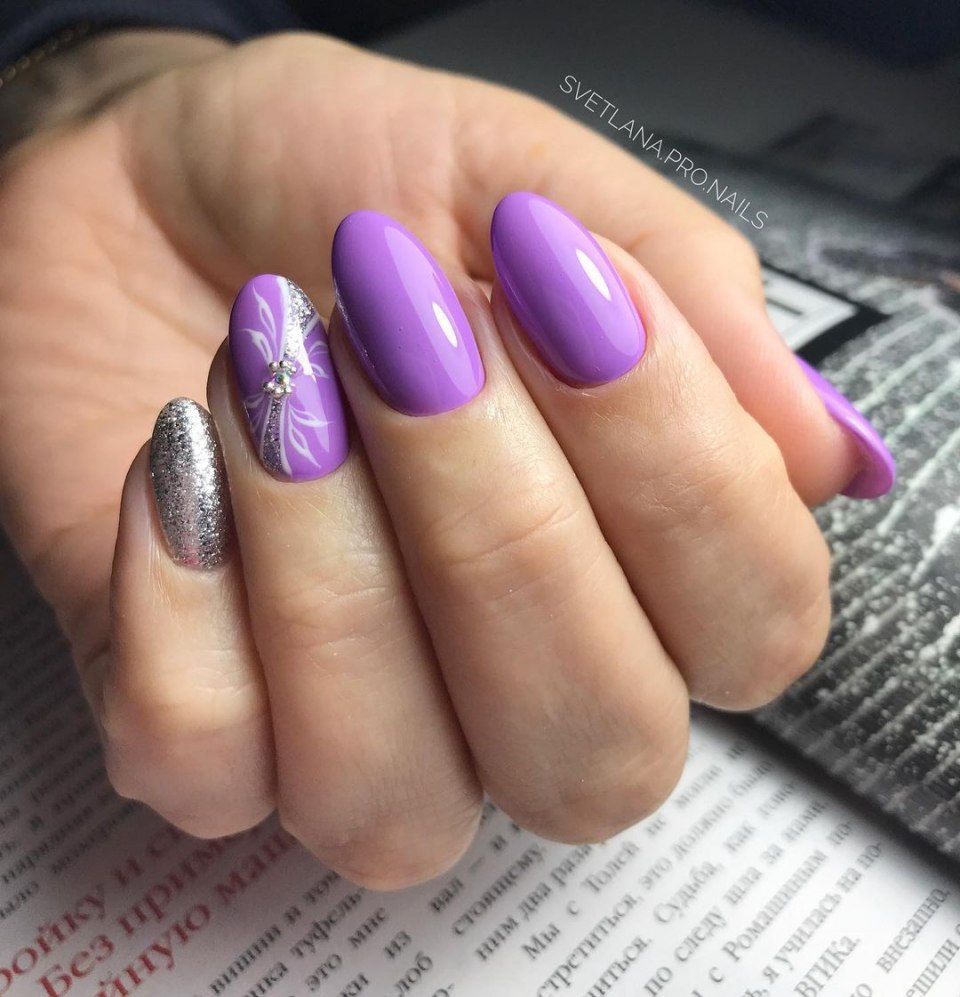 Маникюр на фиолетовом фоне