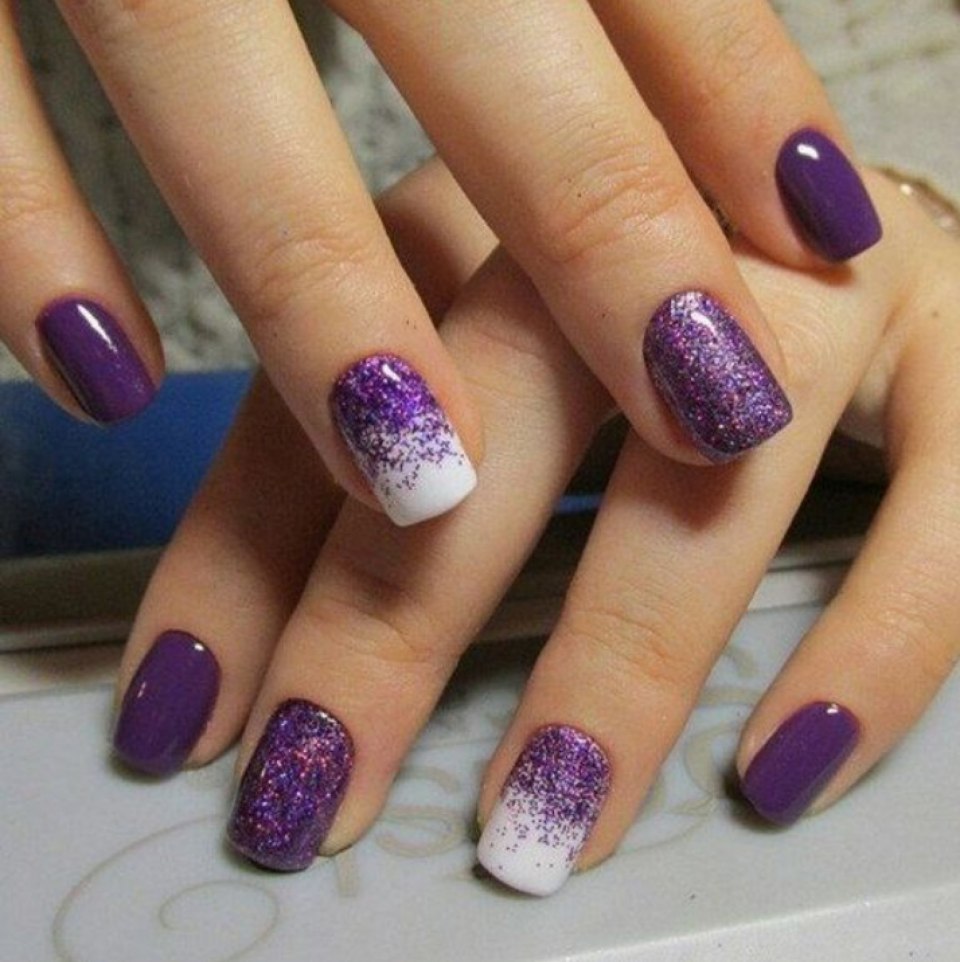 Фиолетовый маникюр с блестками на короткие ногти