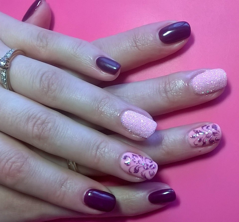 Маникюр нежно сиреневый с блестками