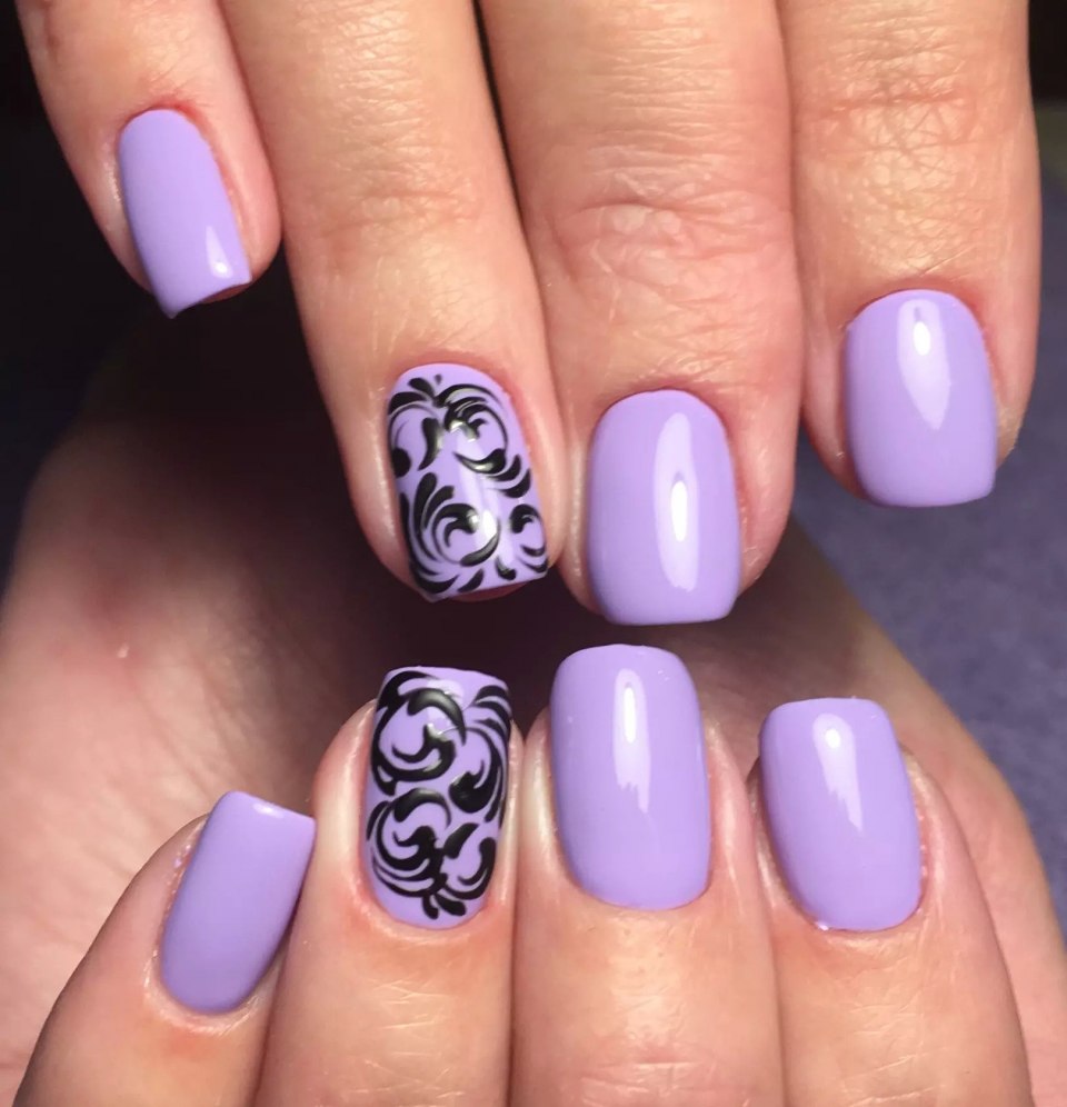 Маникюр на короткие ногти в фиолетовых тонах