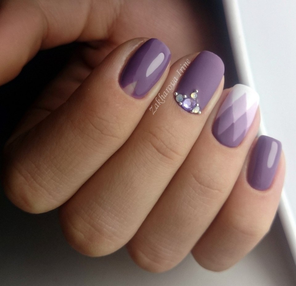 Маникюр фиолетовый с бежевым