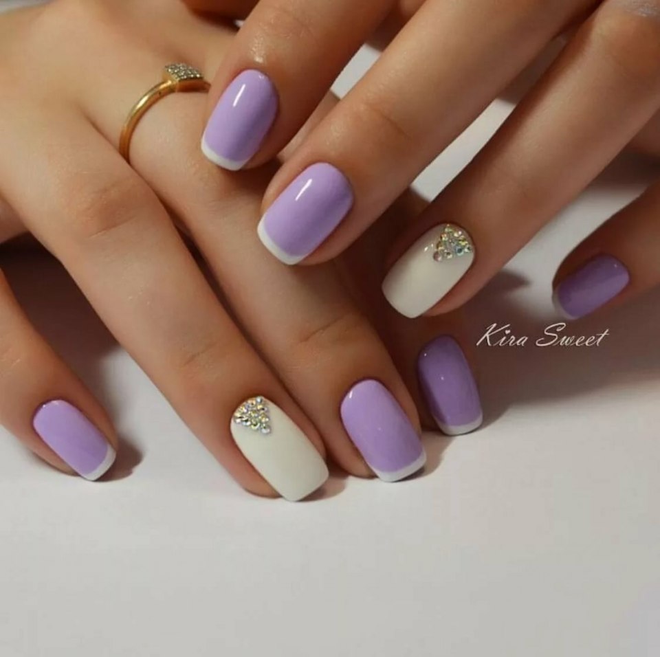 Маникюр фиолетовый с белым