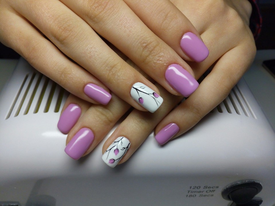 Маникюр сиреневый с белым