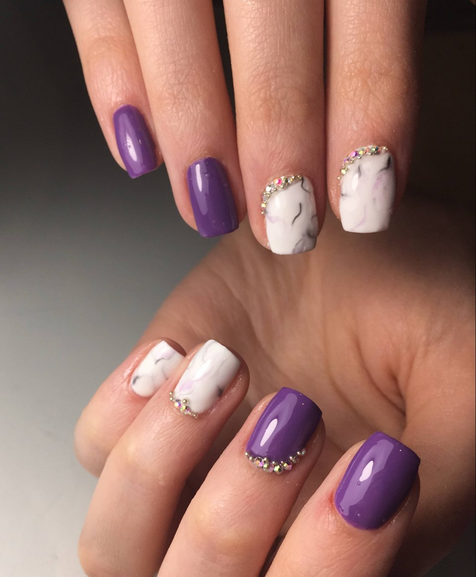 Маникюр фиолетовый с белым