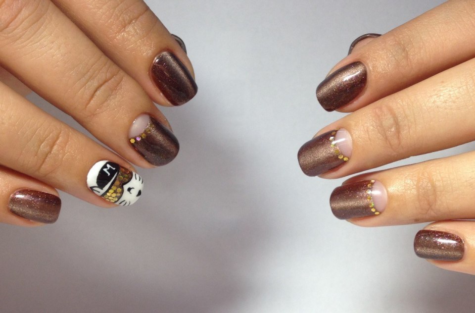 Коричневый маникюр с золотом