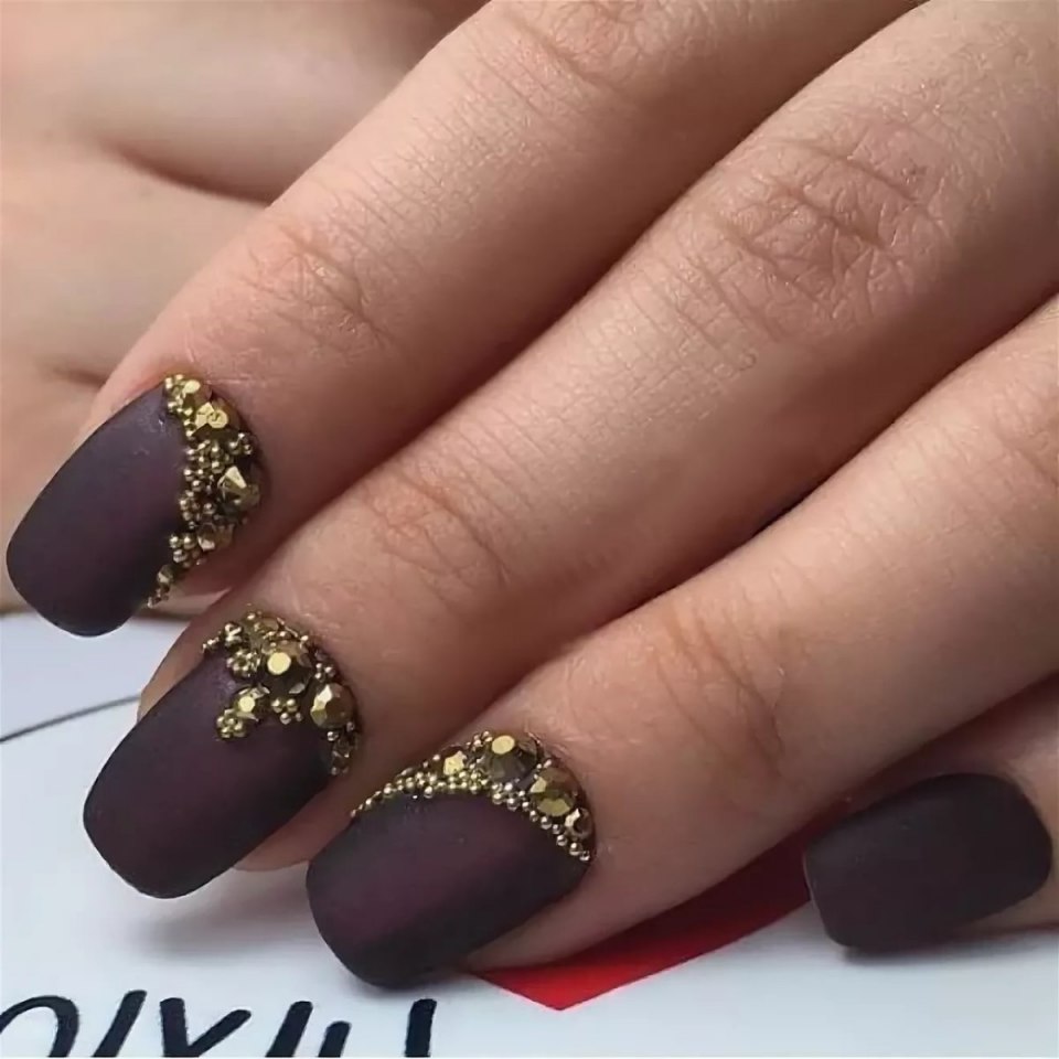 Маникюр бежевый с золотом