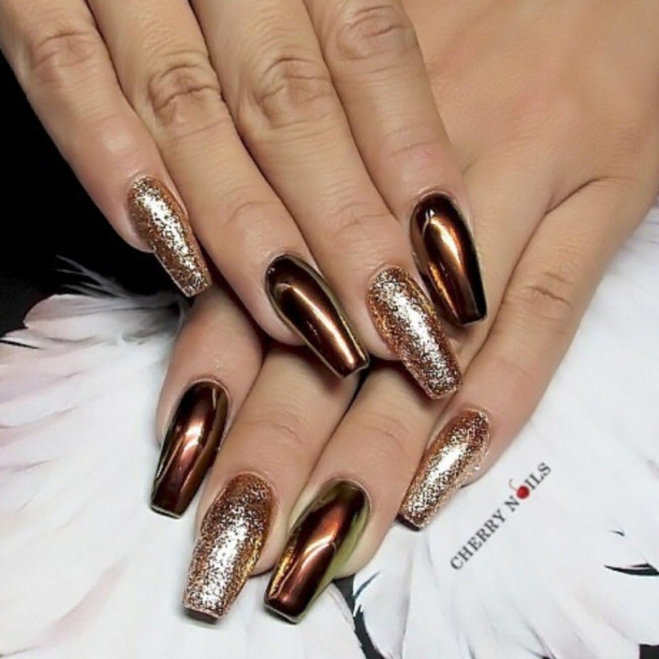 Шоколадный маникюр с блестками