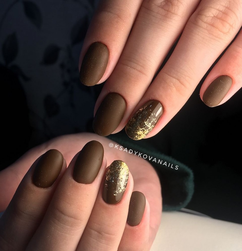 Маникюр коричневый с бежевым