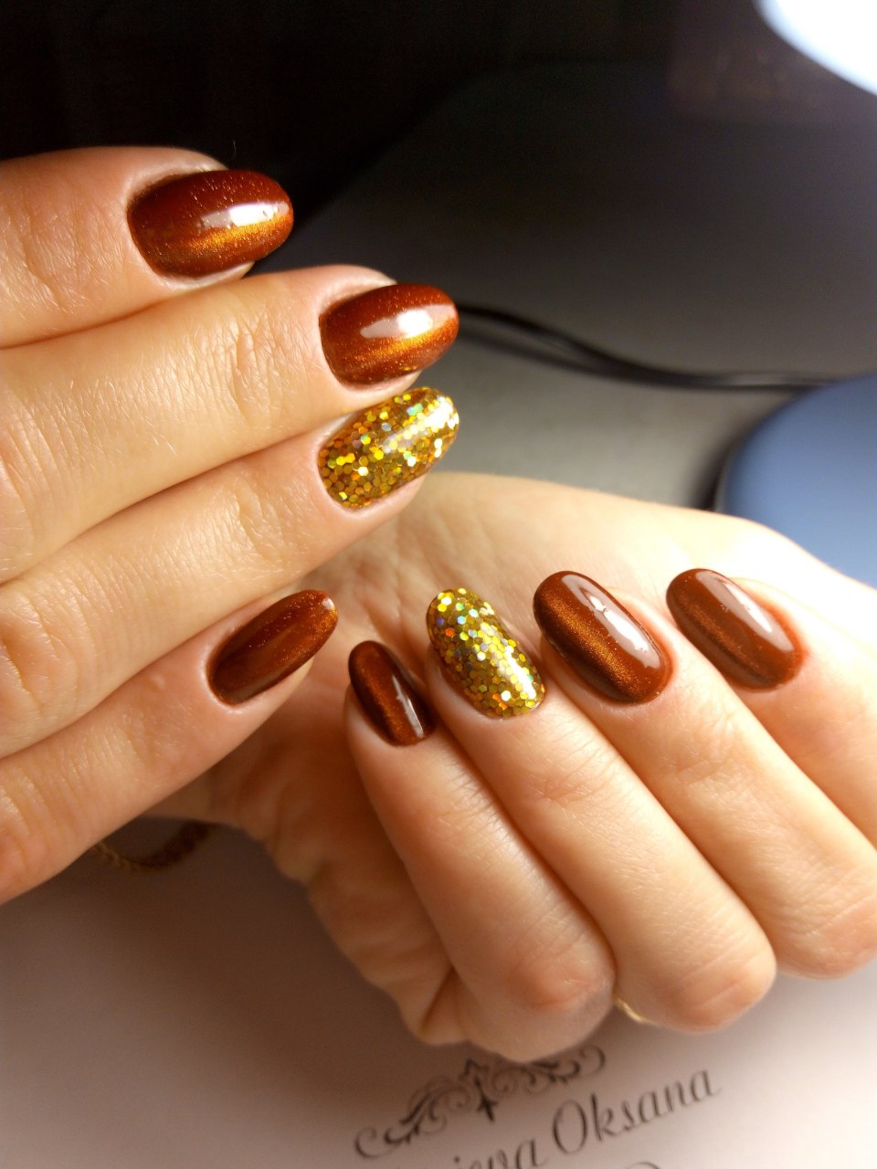 Ногти красно коричневый с золотом